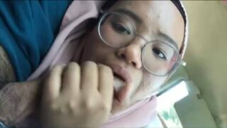Bokep Sambil Nyetir Mobil Disepongin Pacar Jilbab